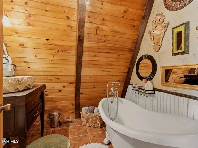 213 Petty Lane, Mooresburg, TN 37811