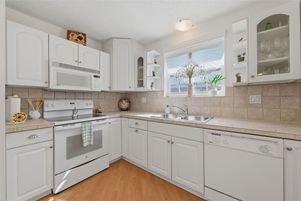 Image 10 of property listing at 3810 37TH STREET S 63, St Petersburg, FL 33711