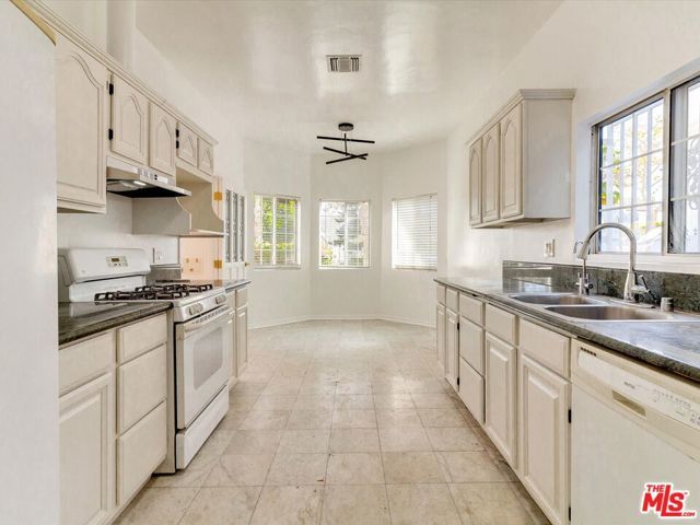 241 S Canon Drive, Beverly Hills, CA 90212