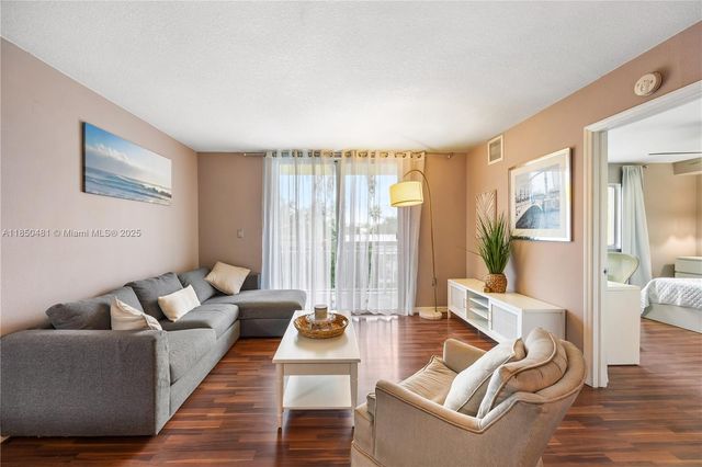 816 NW 11th St 405, Miami, FL 33136