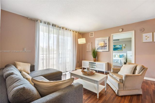 816 NW 11th St 405, Miami, FL 33136