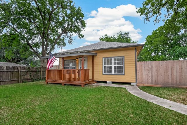 1511 W Dumble Street, Alvin, TX 77511