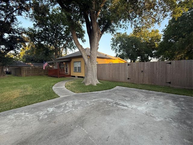 1511 W Dumble Street, Alvin, TX 77511