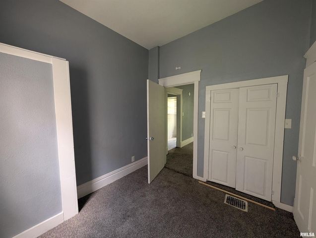 2833 8TH Avenue, Rock Island, IL 61201