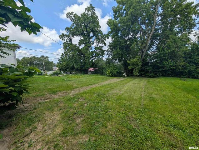 2833 8TH Avenue, Rock Island, IL 61201