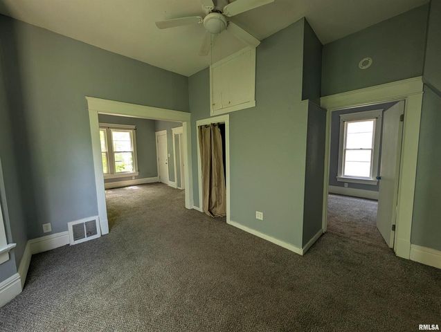 2833 8TH Avenue, Rock Island, IL 61201