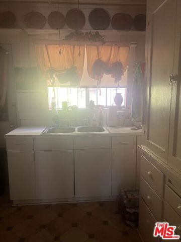 4527 S Main Street, Los Angeles, CA 90037