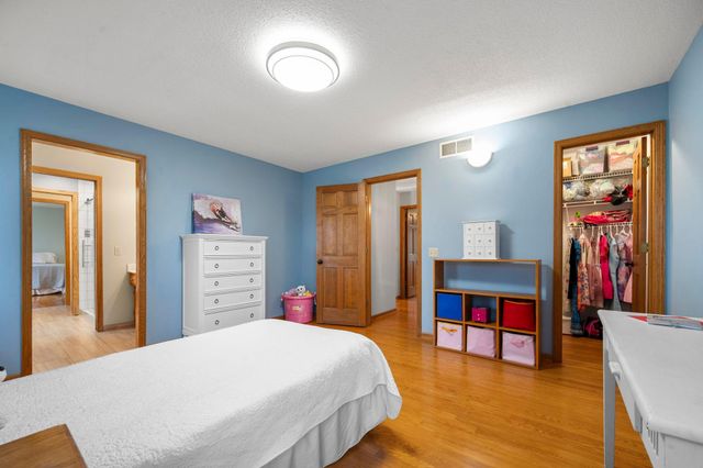 9376 Wedgewood Drive, Woodbury, MN 55125