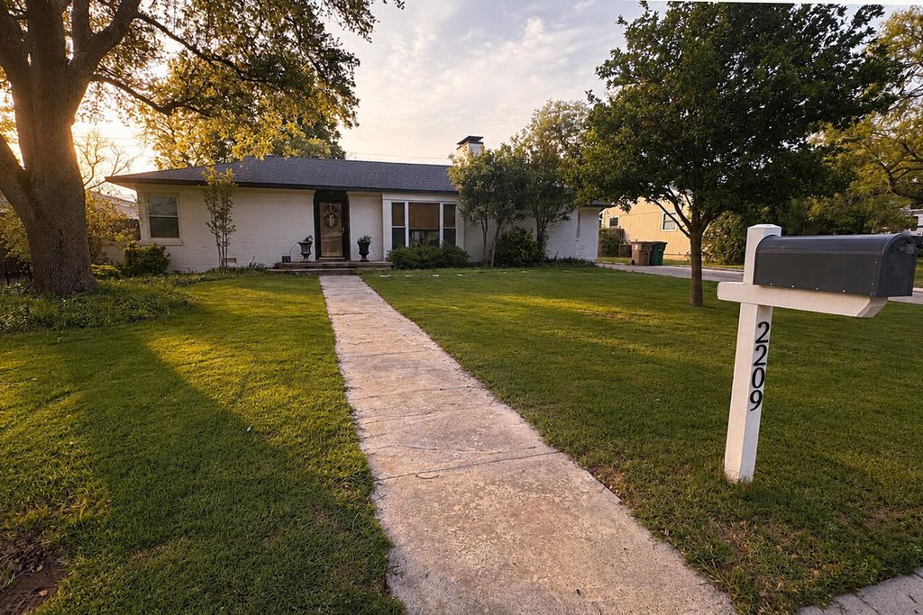 Image 1 of property listing at 2209 Live Oak Street, San Angelo, TX 76901