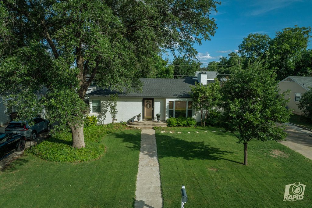Image 2 of property listing at 2209 Live Oak Street, San Angelo, TX 76901