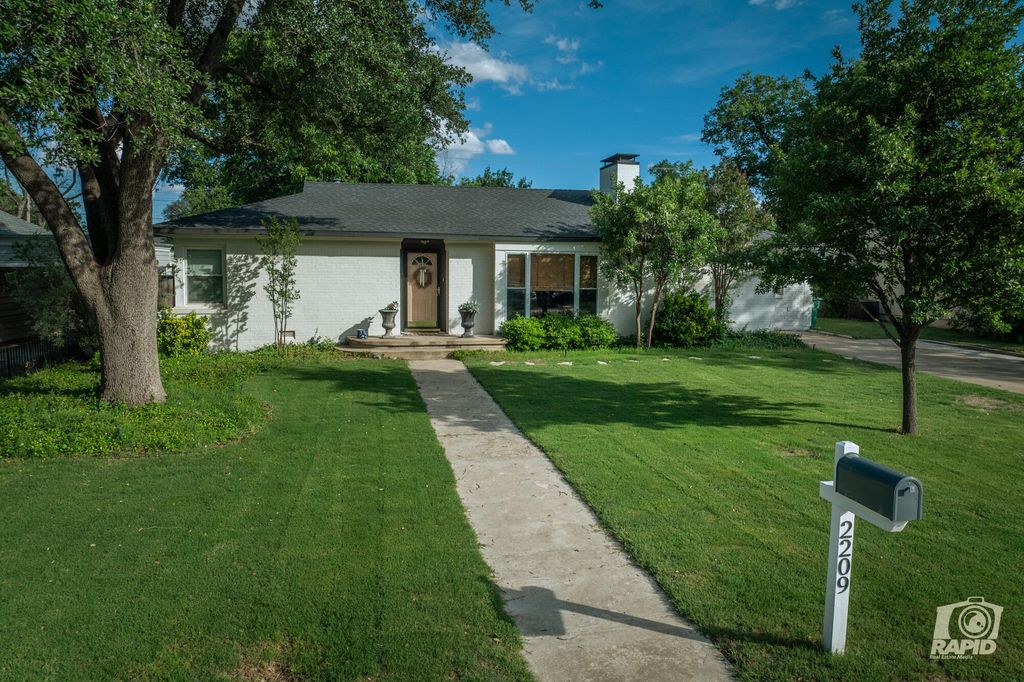 Image 3 of property listing at 2209 Live Oak Street, San Angelo, TX 76901