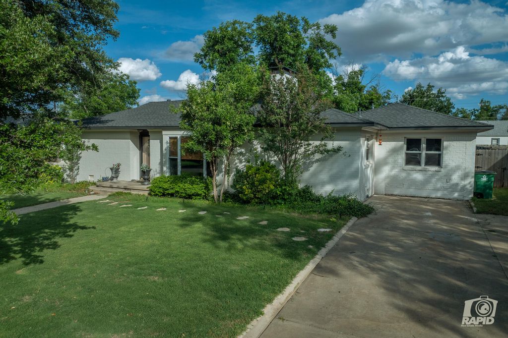 Image 4 of property listing at 2209 Live Oak Street, San Angelo, TX 76901