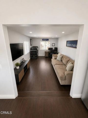 11000 Penrose Street, Los Angeles, CA 91352