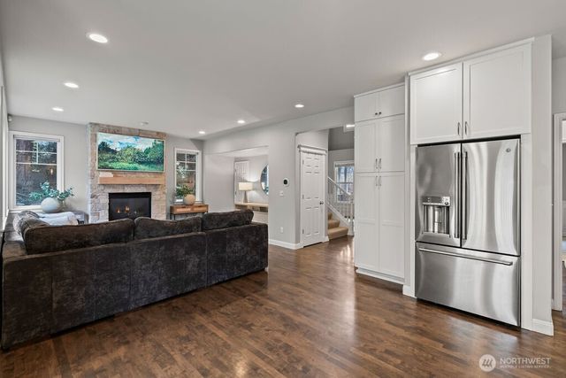 25424 NE 39th Way, Redmond, WA 98053