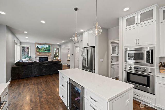 25424 NE 39th Way, Redmond, WA 98053