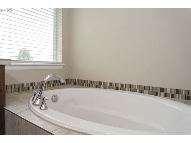 9019 N DOGWOOD St, Camas, WA 98607