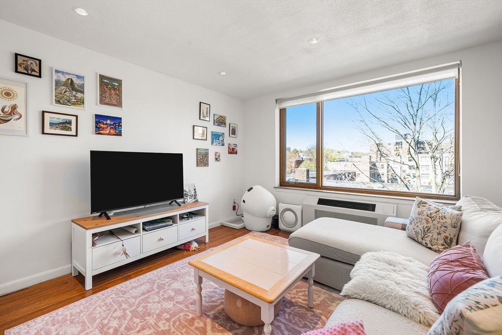 216 St Paul 502, Brookline, MA 02446