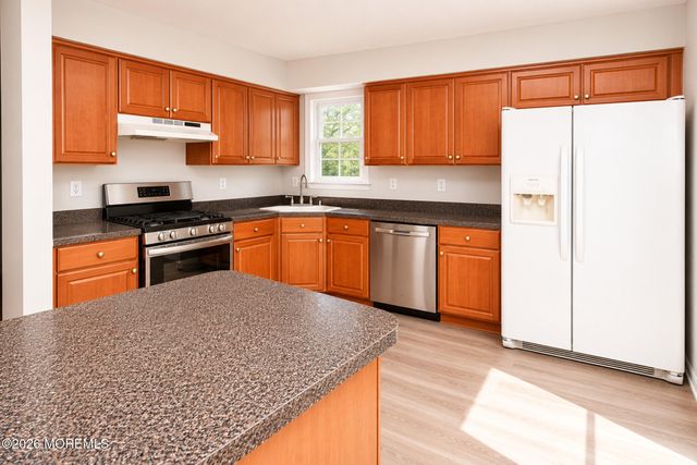 44 Alameda Court, Eatontown, NJ 07724