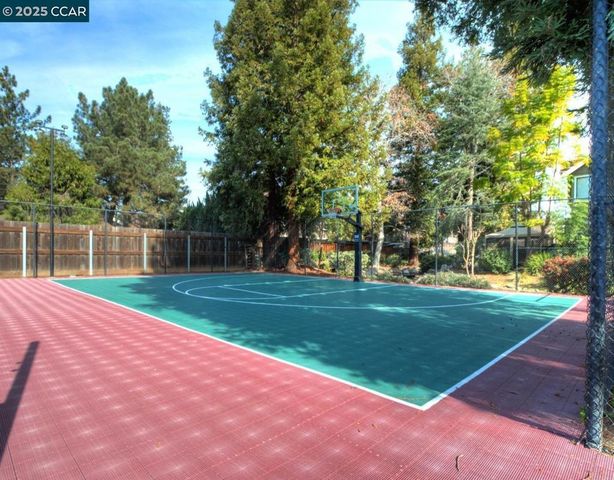 17106 Creekside Cir, Morgan Hill, CA 95037