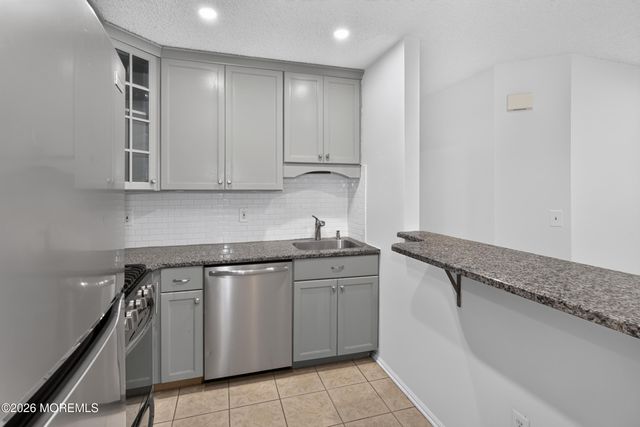 92 Des Moines Court, Tinton Falls, NJ 07712