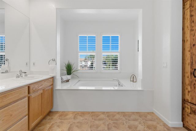 2944 Lyon Ct, Tracy, CA 95377