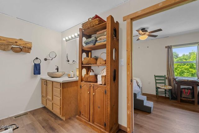 1424 Clabo Hollow Road, Sevierville, TN 37876