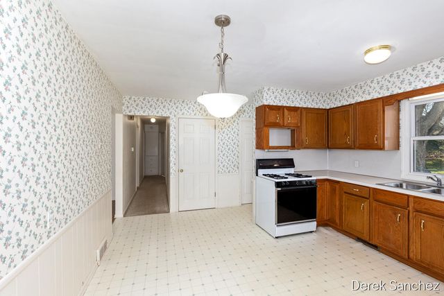 1702 Stilesgate Street, Grand Rapids, MI 49508