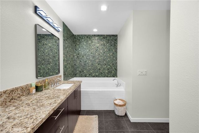 21 Gramercy 220, Irvine, CA 92612