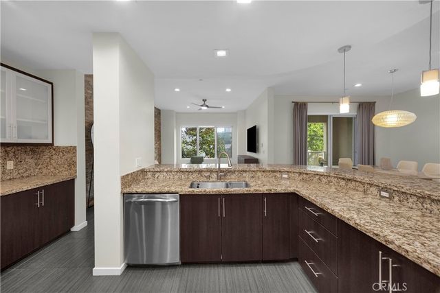 21 Gramercy 220, Irvine, CA 92612