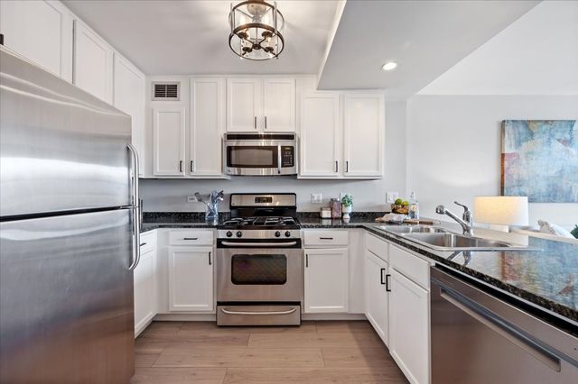 2300 N Commonwealth Avenue 7J, Chicago, IL 60614