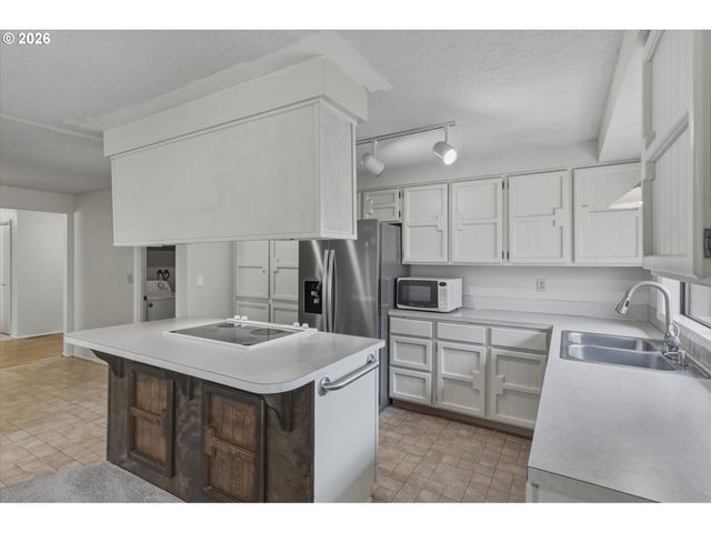 5633 FINCH Dr, Longview, WA 98632