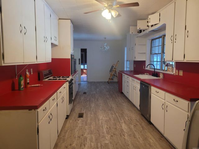 202 NE 4th Street, England, AR 72046