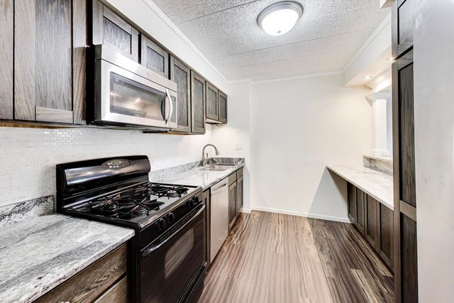 1056 N Mill Street 107, Naperville, IL 60563