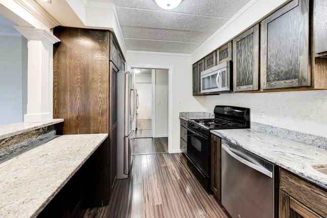 1056 N Mill Street 107, Naperville, IL 60563
