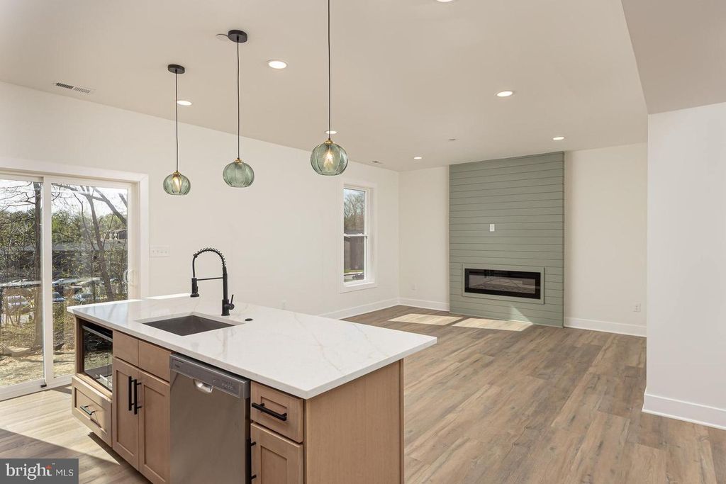 Image 7 of property listing at 3111 SAINT LUKES LN, Baltimore, MD 21207