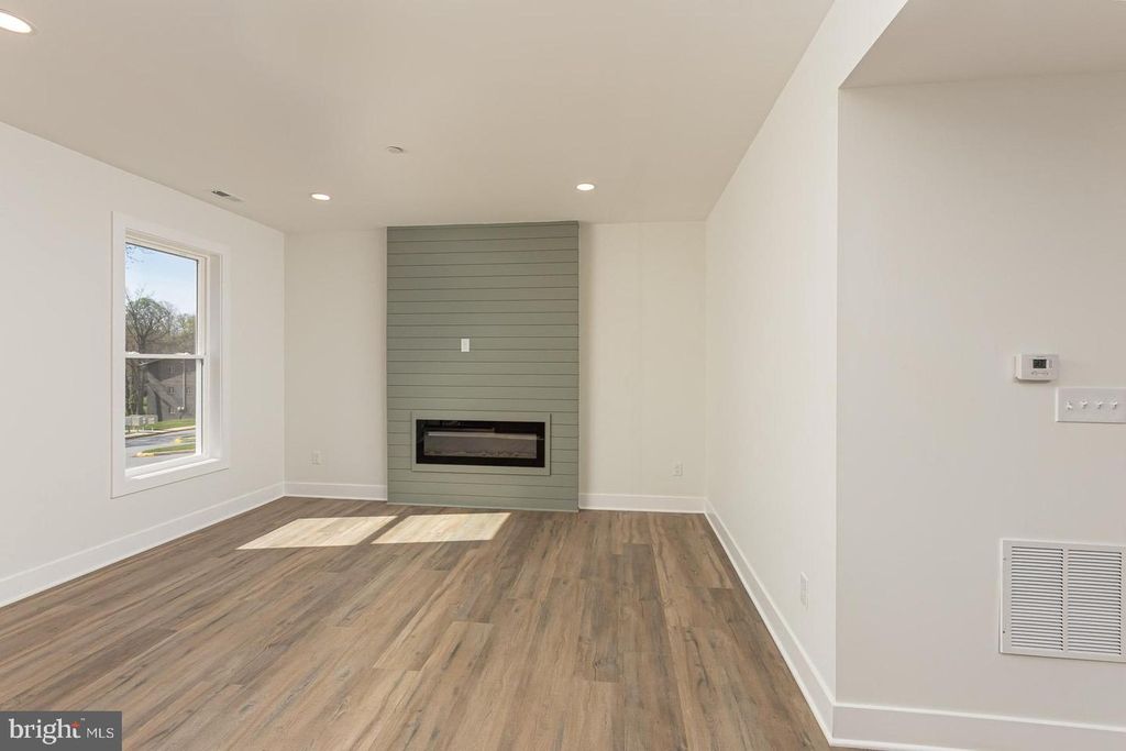 Image 9 of property listing at 3111 SAINT LUKES LN, Baltimore, MD 21207