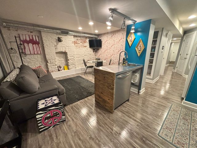 2643 W Maypole Avenue, Chicago, IL 60612