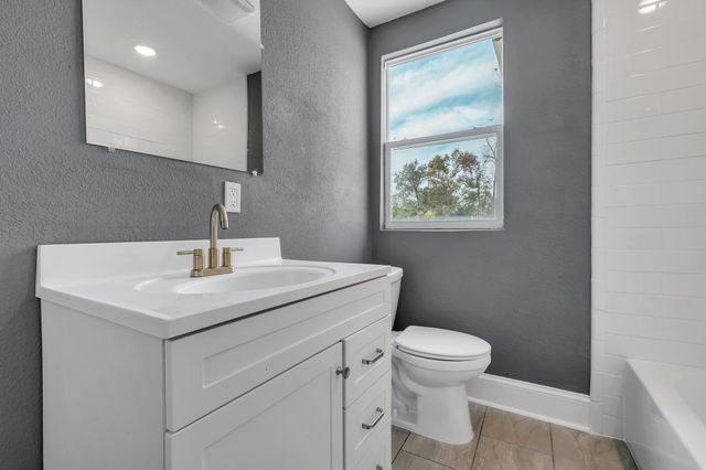 132 Oak Street, Tallahassee, FL 32301