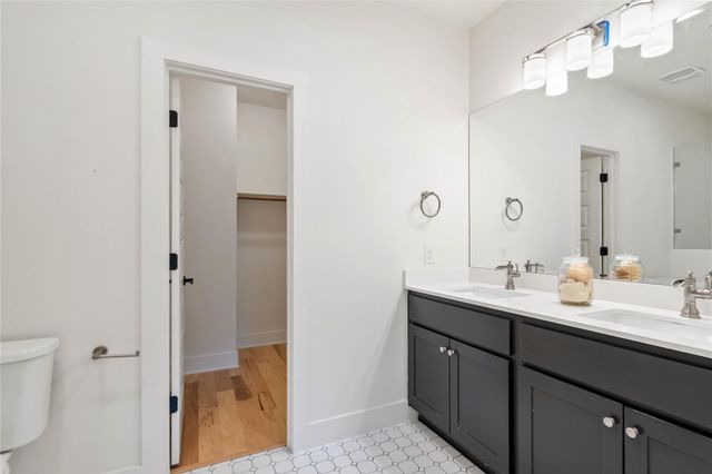 1121 Walton LN B, Austin, TX 78721