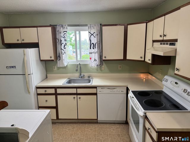 806 Hartford Road E, Manchester, CT 06040