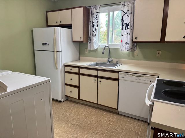 806 Hartford Road E, Manchester, CT 06040