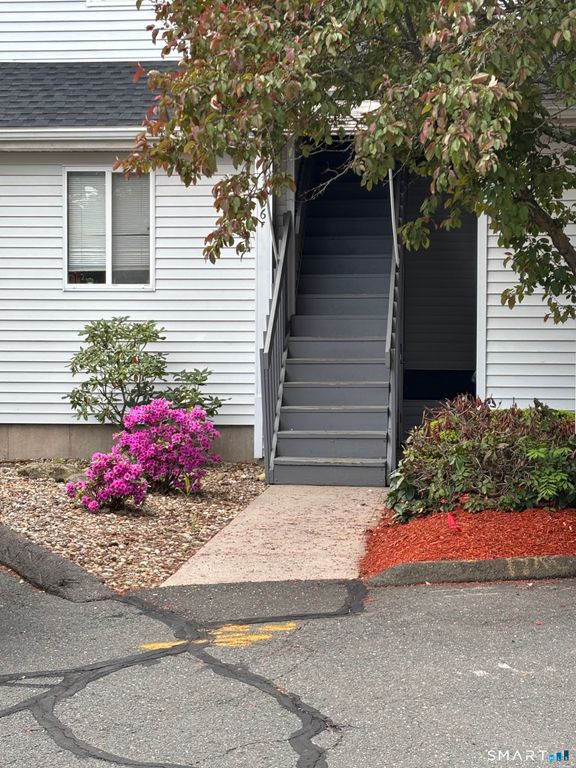806 Hartford Road E, Manchester, CT 06040