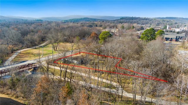 956 W Cato Springs Road, Fayetteville, AR 72701