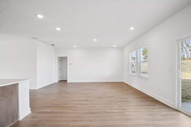 131 Dahlia Dr, La Vergne, TN 37086