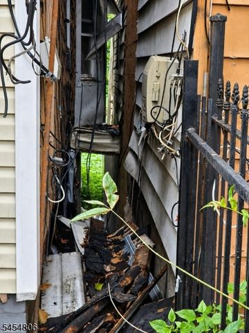 92 Garside St, Newark City, NJ 07104