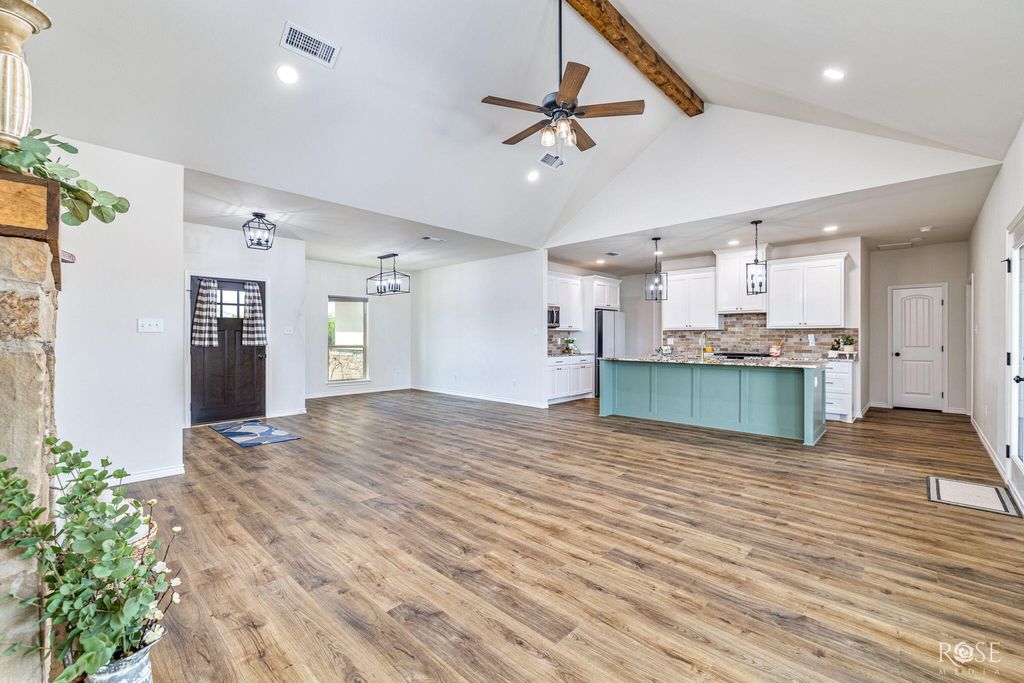 Image 8 of property listing at 1938 Beaty Road, San Angelo, TX 76904