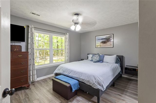 8251 Meandering LN, Gloucester, VA 23061