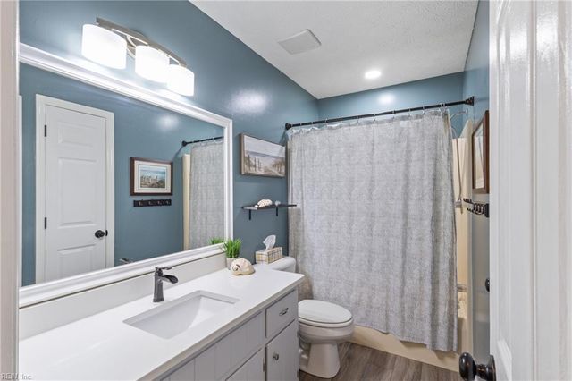 8251 Meandering LN, Gloucester, VA 23061