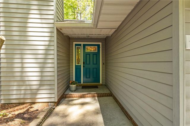 8251 Meandering LN, Gloucester, VA 23061