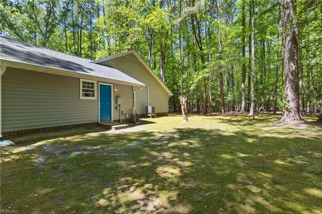 8251 Meandering LN, Gloucester, VA 23061